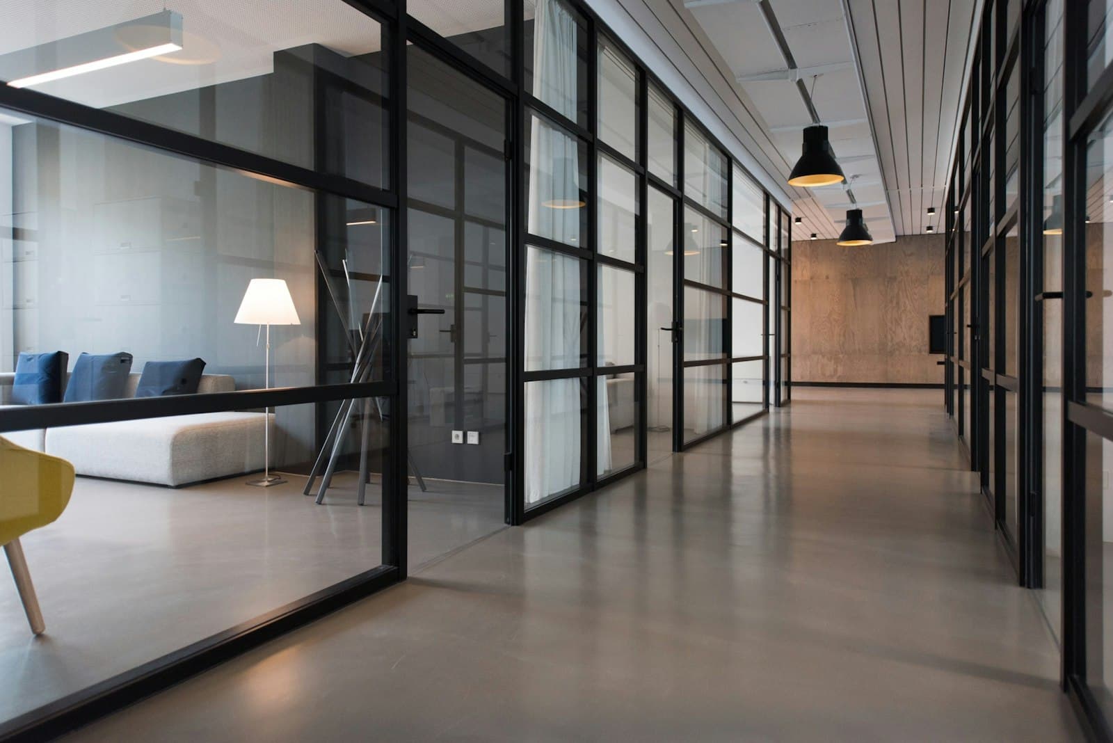 Ambiente corporativo moderno com equipe em colaboração